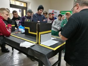 Prezentacja prawidłowego sposobu dopasowania włókniny poliestrowej zatapianej w płynnej folii tworzywowej ENKRYL