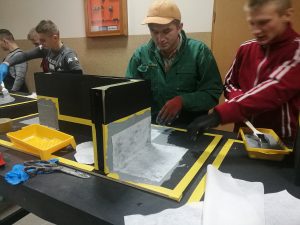 Ćwiczenie z wykonania izolacji z płynnej folii tworzywowej ENKRYL - Zatopienie włókniny