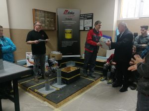 Przekazanie na ręce Dyrektora Centrum Kształcenia Praktycznego mini modelu układu warstw dachu odwróconego systemu RAVAGO oraz wzornika mat drenażowych Platon