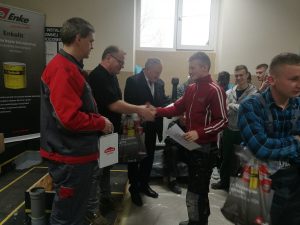 Wręczenie uczestnikom zajęć Certyfikatów i upominków